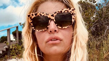 img-title Jijik Banget! Jessica Simpson Pamer Foto Lagi Pipis di Rumput