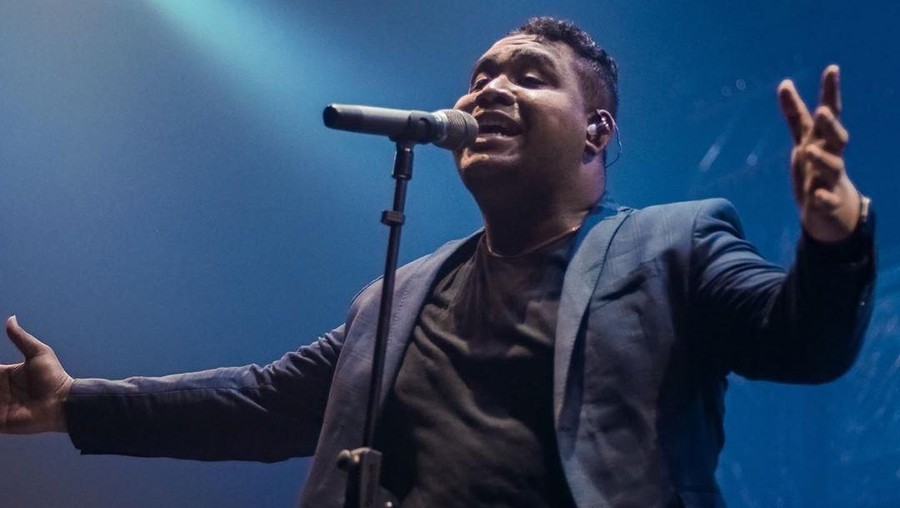 Lirik Lagu Nyaman - Andmesh Kamaleng Lirik lagu dan video musik Nyaman dinyanyikan oleh Andmesh Kamaleng yang sebelumnya populer lewat lagu Hanya Rindu dan Cinta Luar Biasa.
