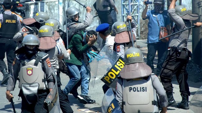 Komnas HAM dinilai perlu mengirim tim ke lokasi demo guna memantau jika ada tindak kekerasan aparat terhadap mahasiswa.