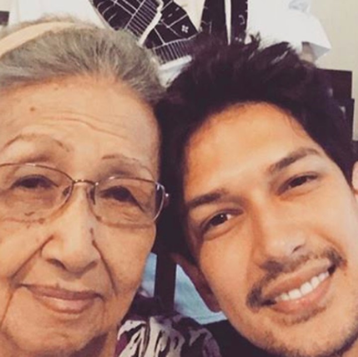 <div>Sejak kecil, Dimas Beck memang turut dibesarkan sang oma. Enggak heran Dimas sayang banget sama Oma. (Foto: Instagram/ @dimasbeck)</div><div> </div>