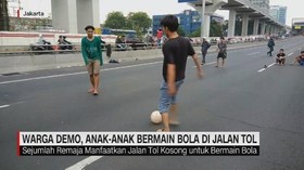 VIDEO: Warga Demo, Anak-anak Bermain Bola di Jalan Tol