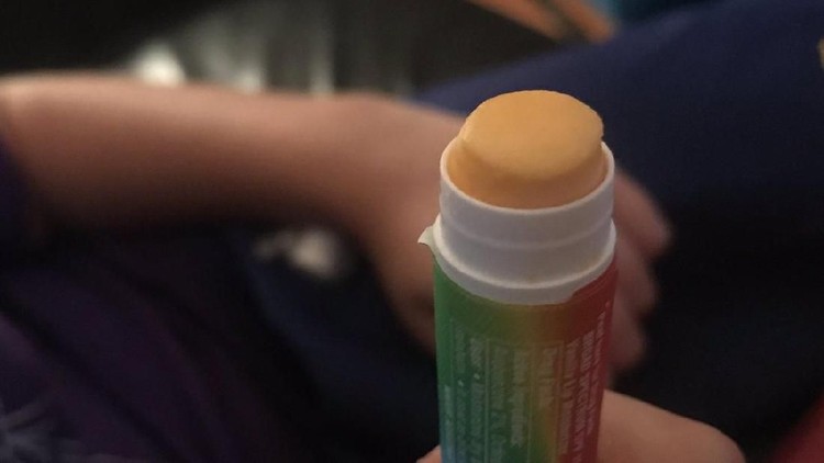 Viral Akal Cerdik Bocah SD Bikin 'Snack' dari Keju dan Lip Balm Anak perempuan 9 tahun ini diam-diam membuat snack dari keju dan lip balm. Alasannya kocak.