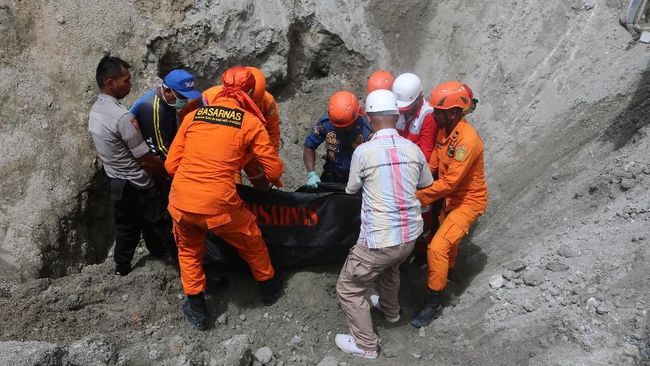 BMKG Ungkap Penyebab Gempa Bumi Ambon BMKG mengungkap penyebab gempa bumi Ambon pada Kamis (26/9) adanya deformasi batuan dengan mekanisme pergerakan dari struktur sesar mendatar.