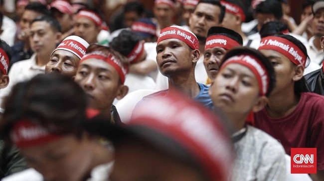 Peternak ayam rakyat dan perusahaan integrator sepakat untuk mengerek harga ayam hidup di atas harga pokok produksi untuk mengatasi anjloknya harga di pasar.