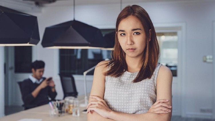zodiak Women standing angry with laziness coworker at office