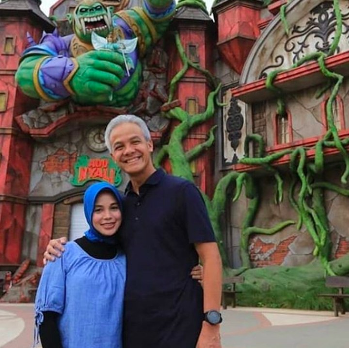 <p>Kalau ini, Ganjar mengajak istrinya untuk melihat salah satu tempat wisata yang hits di Semarang. Semoga langgeng dan bahagia ya!  (Foto: Instagram @ganjar_pranowo)</p>