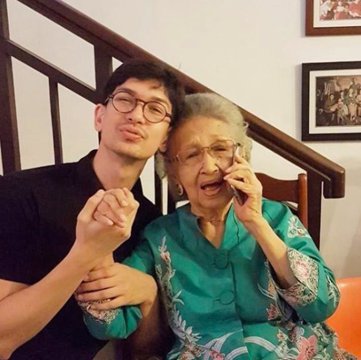 Dimas iseng banget. Oma lagi telepon malah diajak foto. (Foto: Instagram/ @dimasbeck)
