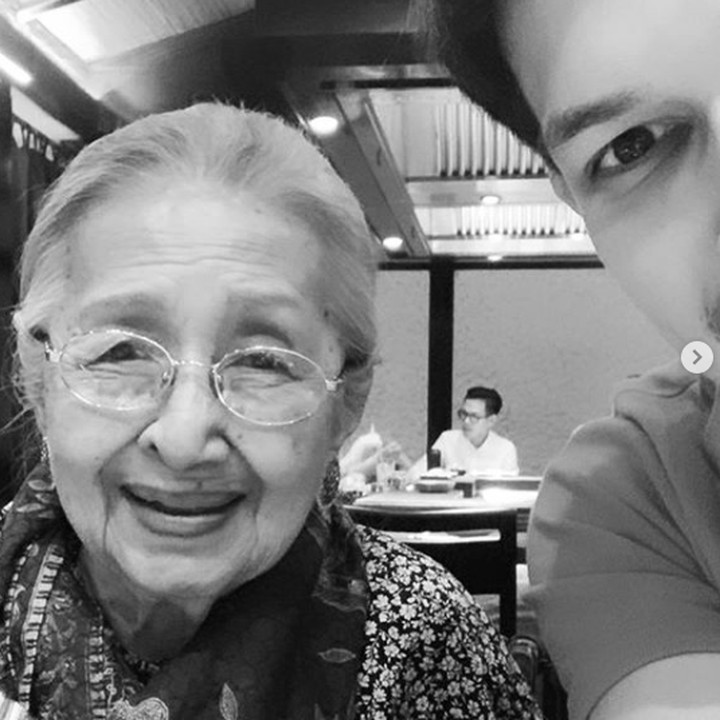 Oma gaul. Selalu mau lho diajak wefie sama Dimas, he-he-he. (Foto: Instagram/ @dimasbeck)