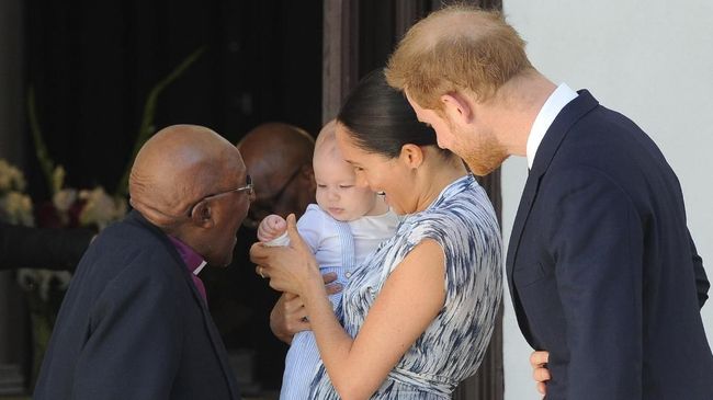 Archie Harrison Mountbatten-Windsor putra Pangeran Harry dan Meghan Markle mencuri perhatian dunia saat ikut orang tuanya berkunjung ke Afrika Selatan.