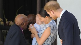 Gemasnya Bayi Archie Windsor dengan Overall 'Murah' di Afrika