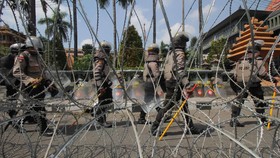 Ribuan Mahasiswa Demo DPRD Surabaya untuk Sidang Rakyat