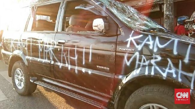 Massa Rusak Mobil Pelat Merah, 19 Pedemo Makassar Diamankan Polisi mengamankan 19 orang pengunjuk rasa yang berlaku brutal dan merusak kendaraan saat unjuk rasa di Makassar, Kamis (26/9).
