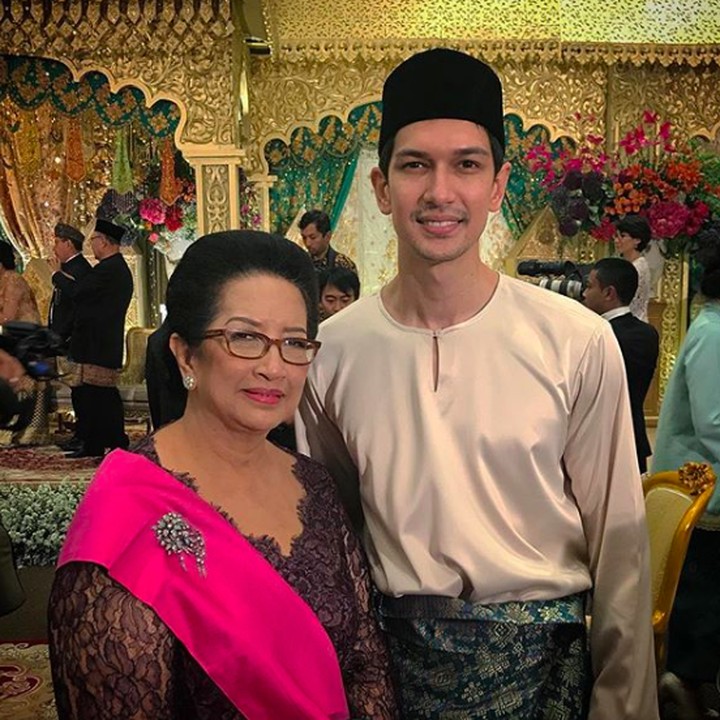 Senantiasa setia menemani mama tercinta menghadiri beberapa acara. (Foto: Instagram/ @dimasbeck)