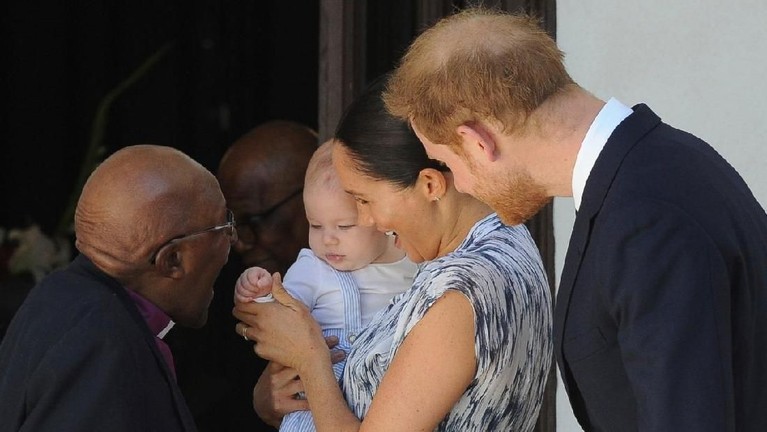 Wajah Imut Putra Pangeran Harry-Meghan Markle Saat Royal Tour ke Afrika Putra Pangeran Harry dan Meghan Markle, Baby Archie ikut dalam Royal Tour ke Afrika bersama kedua orangtuanya.
