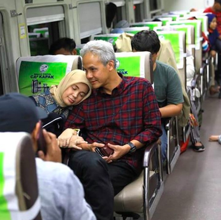 <p>Mengajak sang istri untuk merasakan naik kereta. Bersandar di pundak suami memang paling nyaman ya, Bun.  (Foto: Instagram @ganjar_pranowo)</p>