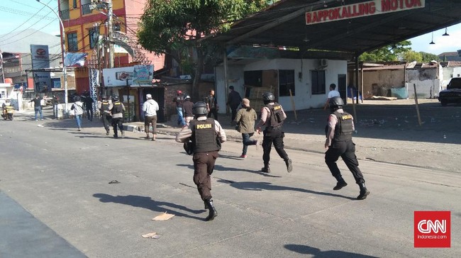 Ratusan siswa hendak berunjuk rasa ke gedung DPRD Sulsel ditangkap dengan alasan melanggar lalu lintas karena tidang mengenakan helm saat berkendara.