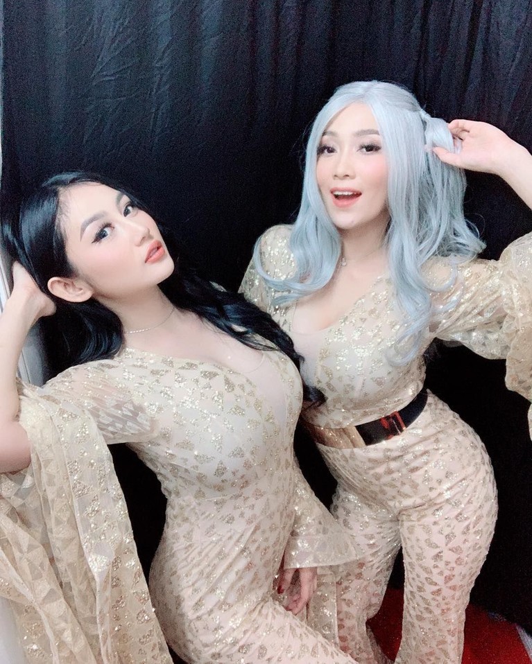 Melihat Kembali 6 Potret Kekompakan Pamela dan Oza Kioza Duo Serigala Duo Serigala, Pamela dan Oza Kioza terlibat perseteruan. Bahkan, pertengkaran ini membuat Oza berniat hengkang.