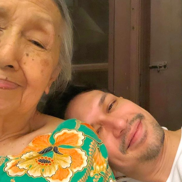 Enggak cuma pada ibu, Dimas Beck juga sayang banget sama sang nenek yang disebut Oma. (Foto: Instagram/ @dimasbeck)