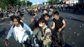 Demo 11 April, Massa Lempari Batu Kantor DPRD Sulsel