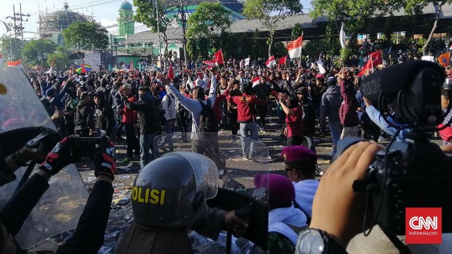 Polda Jatim menyatakan pihaknya sudah mengamankan sekitar 50 orang yang terlibat aksi #SurabayaMenggugat di DPRD Jatim.