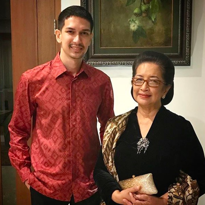<div>Ini saat Dimas bertugas menemani mamanya kondangan. (Foto: Instagram/ @dimasbeck) </div><div> </div>