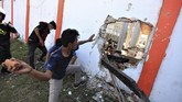 FOTO: Demo Ricuh di Kendari Ribuan mahasiswa dari berbagai perguruan tinggi di Kendari menolak UU KPK hasil revisi dan pengesahan RUU KUHP