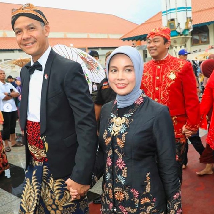 <p>Aksi Ganjar Pranowo turun menemui mahasiswa yang melakukan aksi demo di depan kantornya, menarik perhatian masyarakat. Ganjar berjanji akan meneruskan aspirasi mahasiswa. (Foto: Instagram @ganjar_pranowo)</p>