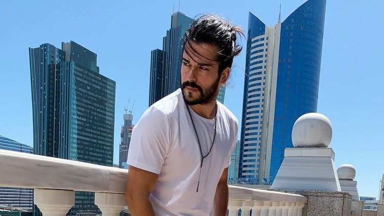 Burak Ozcivit Lewat beberapa drama yang pernah tayang di Indonesia, lima aktor Turki berikut berhasil mencuri perhatian para penggemar.