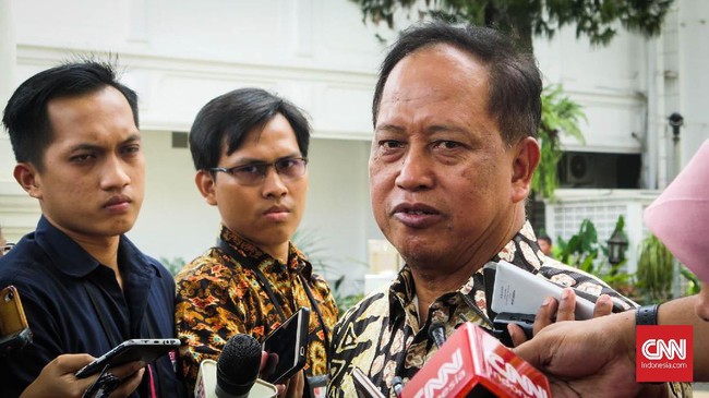 Menristekdikti Nasir mengecam tindakan dosen-dosen yang justru mengizinkan para mahasiswa ikut berdemonstrasi di jalan.