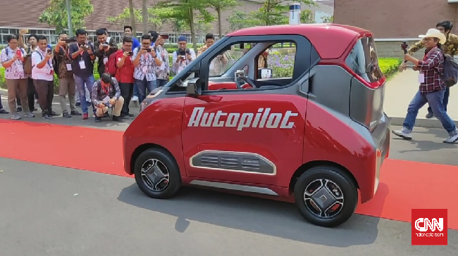 SGMW Motor Indonesia memperkenalkan mobil listrik autopilot Wuling E200 di pabrik mereka di Cikarang, Jawa Barat.