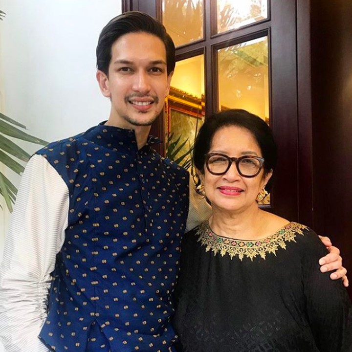 Dimas Beck didapuk sebagai host program kuliner baru Trans TV, Bikin Laper yang tayang tiap hari jam 18.00 WIB. Dia adalah sosok anak yang sayang banget pada ibunya. (Foto: Instagram/ @dimasbeck)