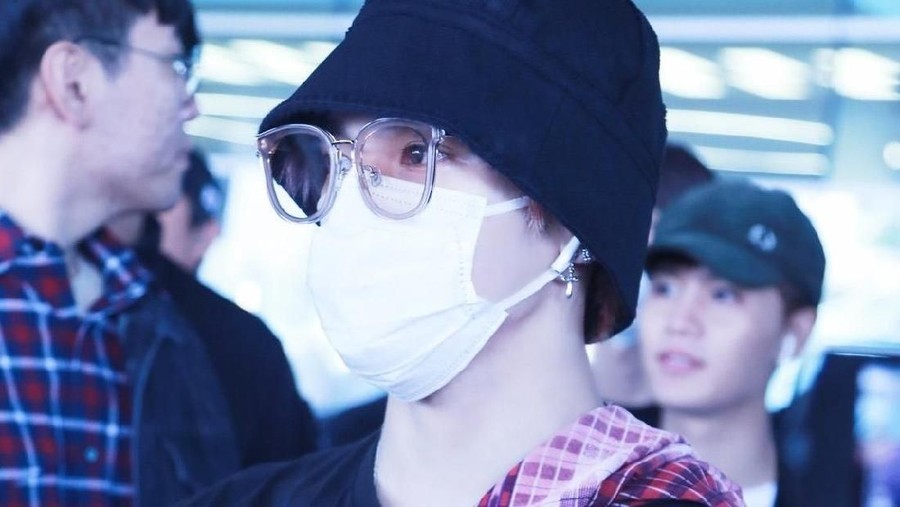 Taeyong NCT 127 Pakai Sarung ke Korea, Netizen: Abis Ngeronda Nih Taeyong NCT 127 terlihat mengenakan sarung khas Indonesia saat tiba di Korea Selatan. Penampilannya ini pun bikin heboh netizen Indonseia.