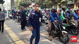Gas Air Mata Masih Tersisa di dekat DPR, Warga Gunakan Masker