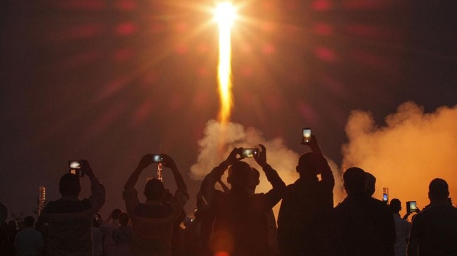 People watch the launch of the Soyuz-FG rocket booster with Soyuz MS-15 space ship carrying a new crew to the International Space Station, ISS, at the Russian leased Baikonur cosmodrome, Kazakhstan, Wednesday, Sept. 25, 2019. The Russian rocket carries U.S. astronaut Jessica Meir, Russian cosmonaut Oleg Skripochka, and United Arab Emirates astronaut Hazza Almansoori. (AP Photo/Dmitri Lovetsky)