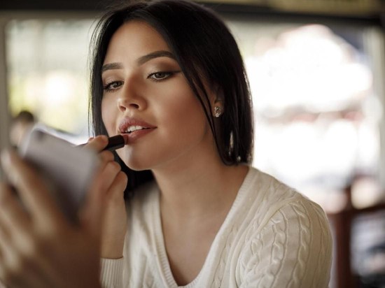Bibir Tipis Pengen Kelihatan Penuh Tanpa Filler? Begini Cara Overline yang Natural 