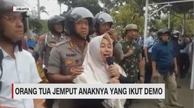 VIDEO: Orang Tua Jemput Anaknya Yang Ikut Demo