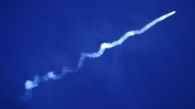 FOTO: Tiga Astronaut Menumpang Roket Soyuz MS-15 ke ISS