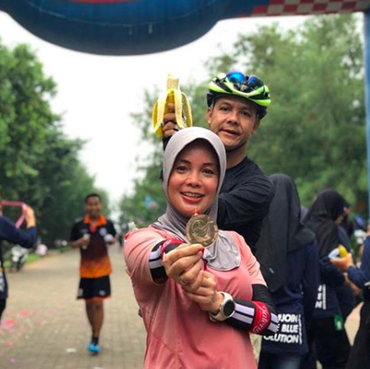 <p>Selain bersepeda, kali ini Ganjar dan Atiqoh menjajal olahraga lari. Lucu ya, Bun, di saat sang istri menunjukkan medali lari, eh Ganjar malah pamer pisang.  (Foto: Instagram @ganjar_pranowo)</p>