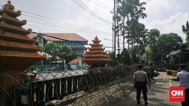 Polrestabes Surabaya mengklaim telah mengecek kesiapan semua personel yang mengamankan aksi Surabaya Menggugat, baik dari segi peralatan maupun psikologis.