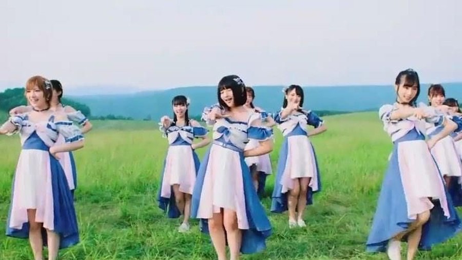 Grup musik asal Jepan, AKB48 sukses menjual single terbarunya dengan angka yang tinggi pada minggu pertama perilisan. 