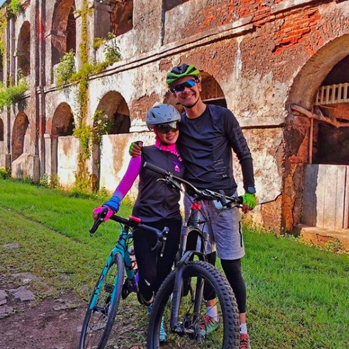 <p>Ganjar menyebut bersepeda dengan istilah Gowes. Kali ini, Ganjar menemani istrinya menyusuri bangunan-bangunan tua yang artistik di Semarang.  (Foto: Instagram @ganjar_pranowo)</p>