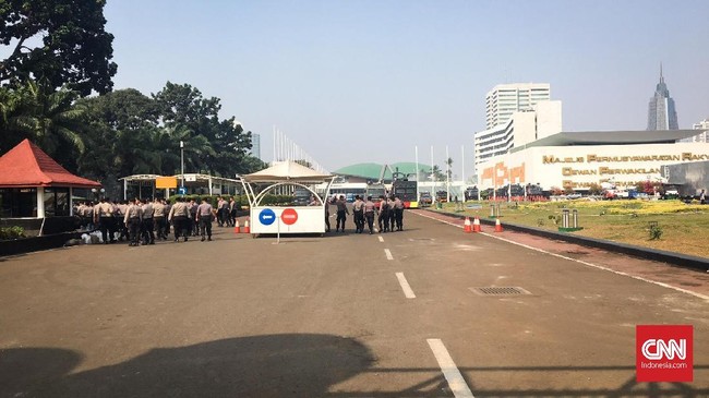 Meski tidak ada surat pemberitahuan aksi unjuk rasa, ratusan polisi tetap disiagakan di sekitar Kompleks Parlemen, Jakarta.