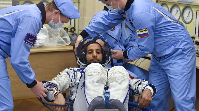Hazzaa Al Mansoori, astronaut berkewarganegaraan Uni Emirat Arab menjadi sosok berdarah Arab pertama yang menjakkkan kaki di ISS.