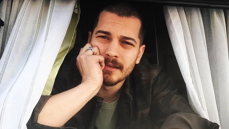 Cagatay Ulusoy Lewat beberapa drama yang pernah tayang di Indonesia, lima aktor Turki berikut berhasil mencuri perhatian para penggemar.