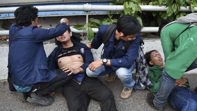 Orang tua Faisal Amir, mahasiswa Universitas Al-Azhar yang mengalami luka berat saat ikut demo meminta Komnas HAM menuntaskan kasus yang menimpa putranya.