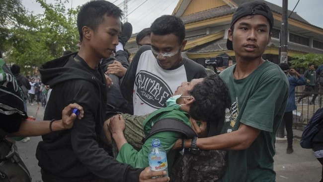 Bertambahnya korban tewas pada aksi mahasiswa di Kendari membuat netizen berduka dan menggaungkan tagar #IndonesiaBerduka menyusul tagar #KendariBerduka.