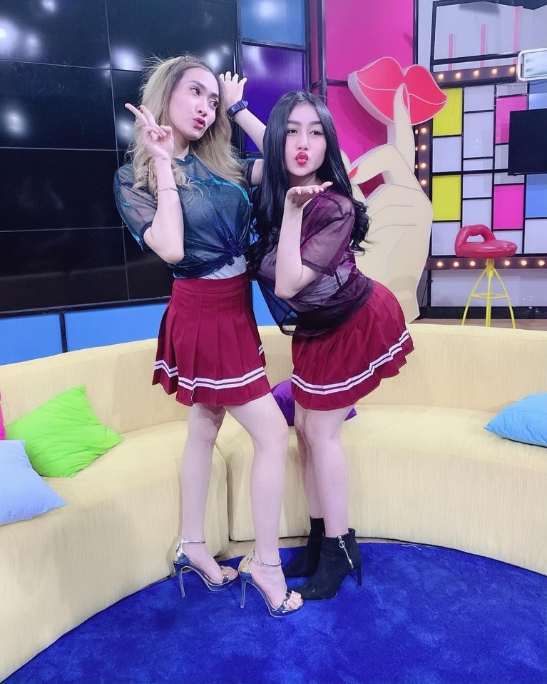 Melihat Kembali 6 Potret Kekompakan Pamela dan Oza Kioza Duo Serigala Duo Serigala, Pamela dan Oza Kioza terlibat perseteruan. Bahkan, pertengkaran ini membuat Oza berniat hengkang.