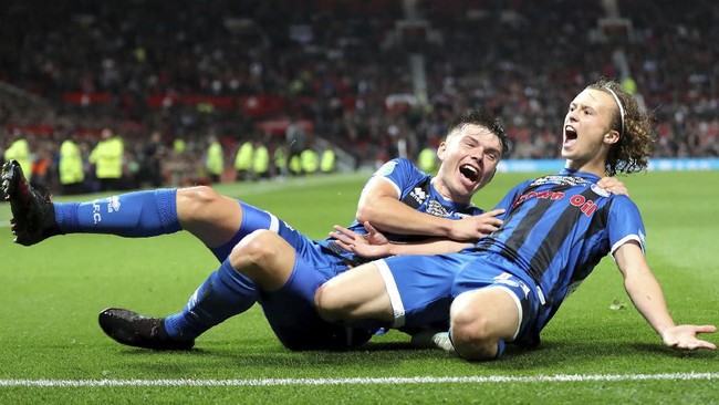 Bek Rochdale FC, Luke Matheson pencetak gol ke gawang MU pada Piala Liga Inggris, Kamis (26/9) dini hari WIB, tercatat masih berstatus pelajar.
