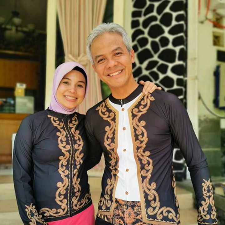 <p>Saking senangnya bersepeda, sampai ada yang berinisiatif membuatkan Ganjar dan Atiqah jersey bermotif batik. Ke depannya dia berniat untuk membuat jersey bermotif baju adat.  (Foto: Instagram @ganjar_pranowo)</p>