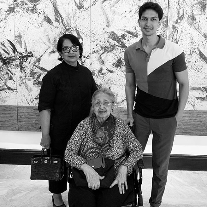 Enggak jarang, Dimas Beck pergi menemani ibu dan omanya. (Foto: Instagram/ @dimasbeck)